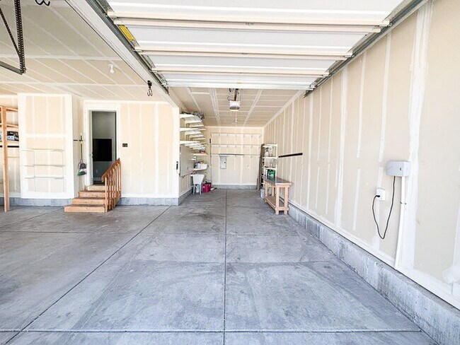 Building Photo - Luxury 5-Bedroom Rental with Pool, Finishe...