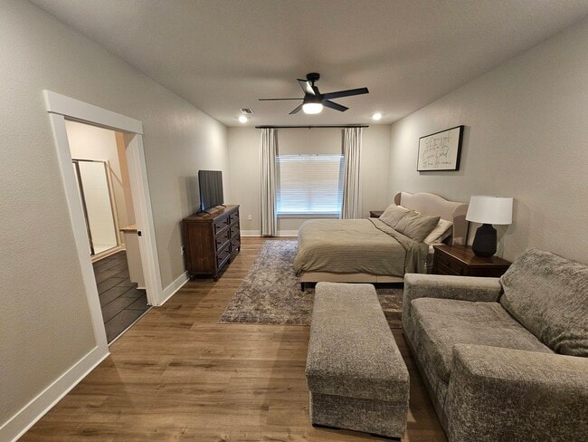 Building Photo - 5825 Danbury Blvd