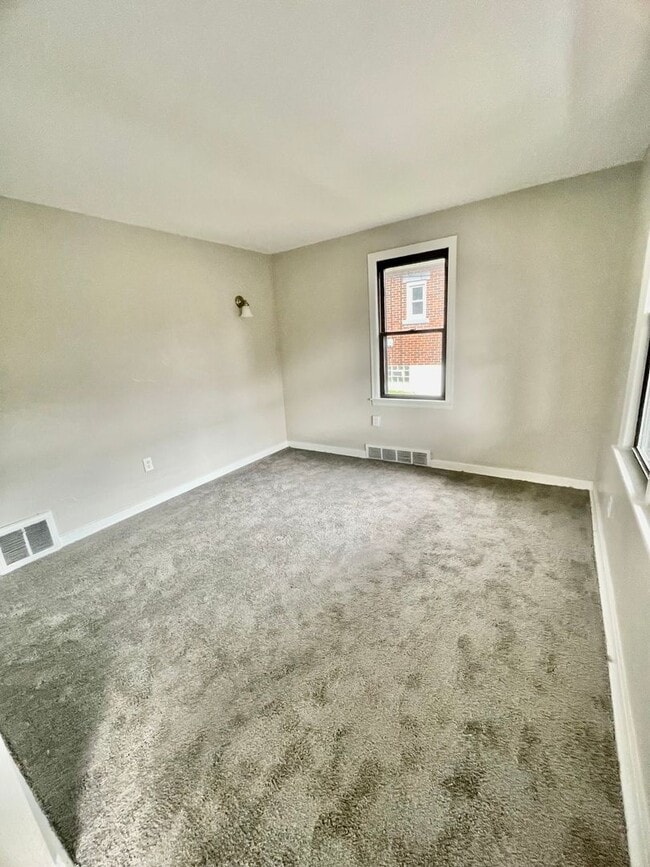 Building Photo - 3 Bed-1 Bath Turtle Creek PA