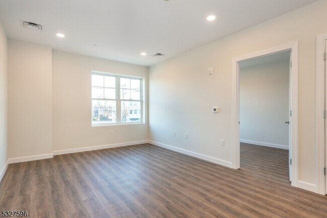 Building Photo - 515 Union Blvd