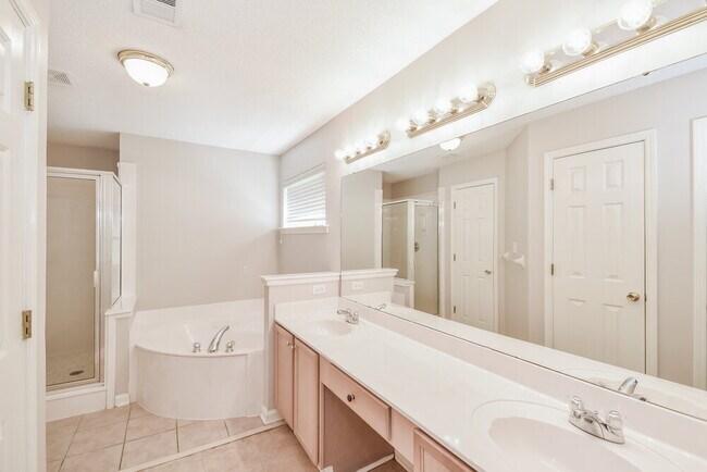 Building Photo - 10243 Hamilton View Dr
