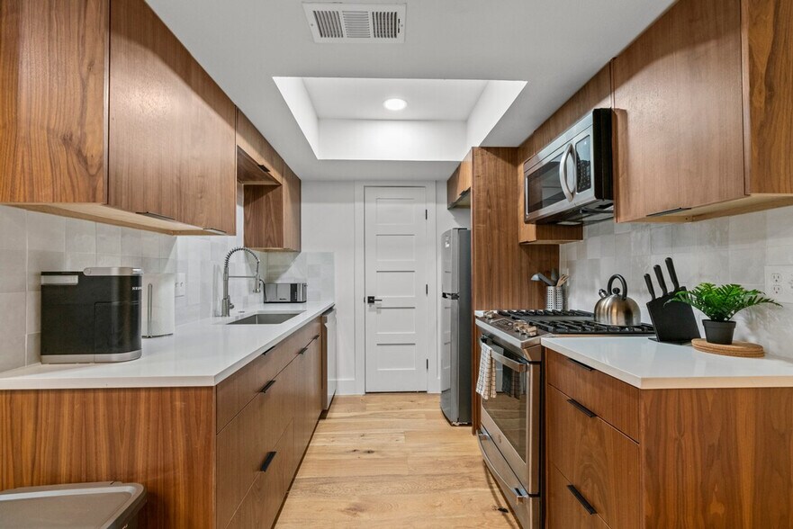 Building Photo - 2104 Lamplight Village Cir