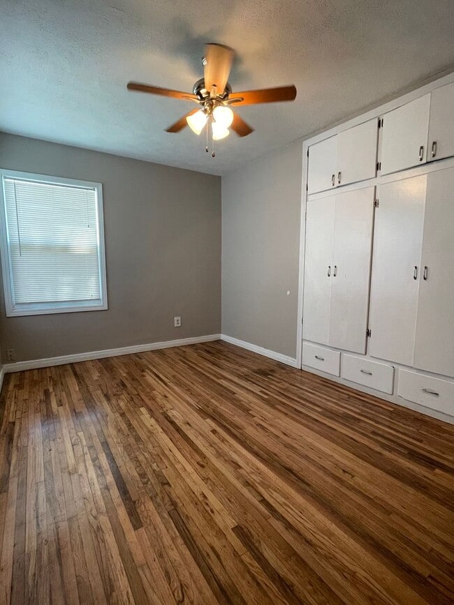 Building Photo - Great Location, Clean 2 bedroom