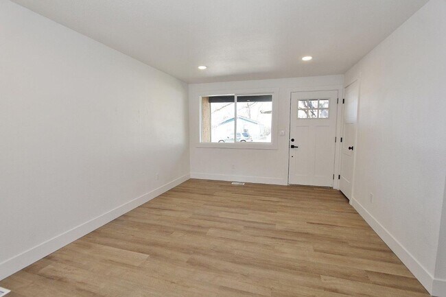 Building Photo - Charming Single-Level Home