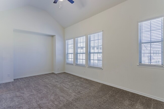 Building Photo - 326 Shasta Dr