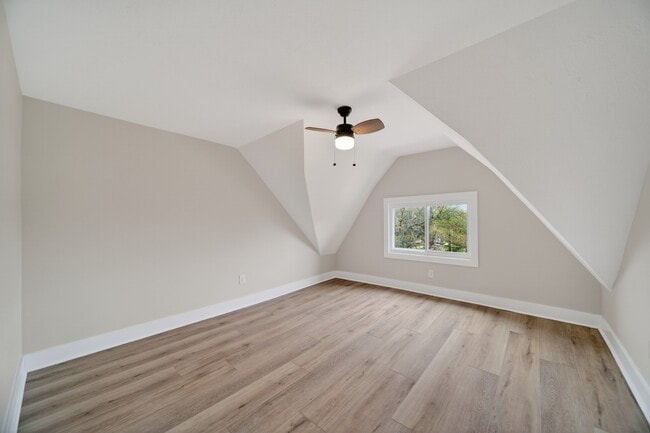 Building Photo - 729 W 9th St