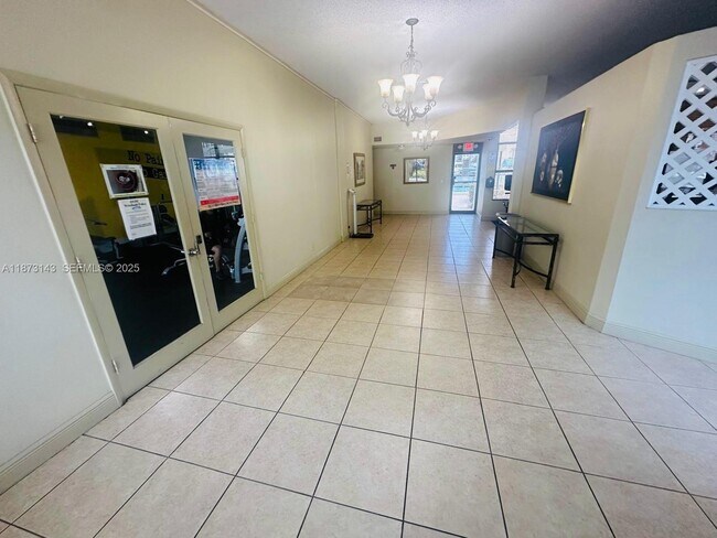 Building Photo - 800 Parkview Dr