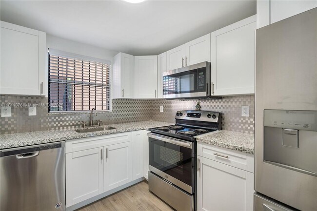 Building Photo - 13707 Kendale Lakes Cir