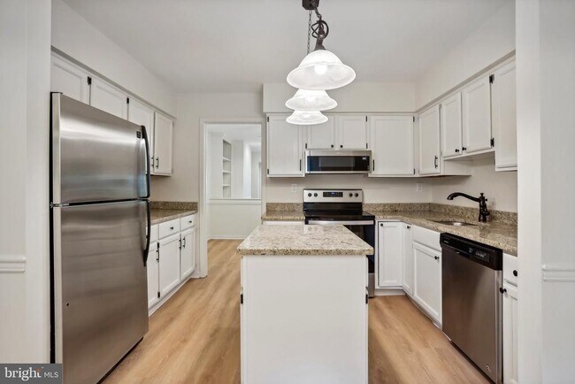 Building Photo - 3202 Eaton Ct