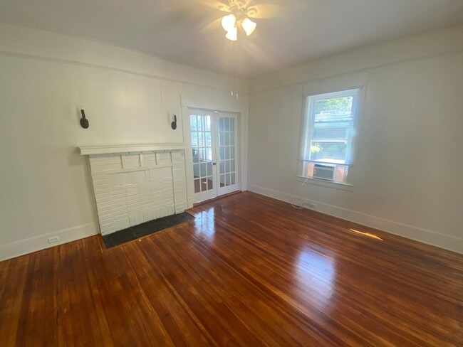 Building Photo - Great 2BR/1B Apartment in Historical House!