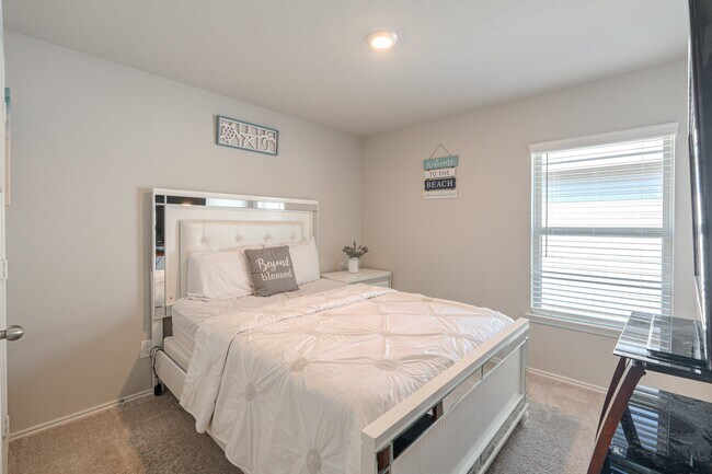 Building Photo - 26106 Halwell Mnr Ln