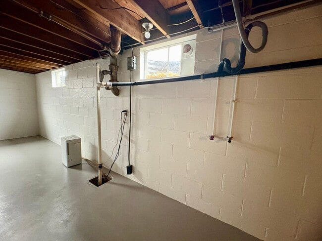 Building Photo - 3 Bedroom 1 Bathroom Rancher in Elizabethtown!