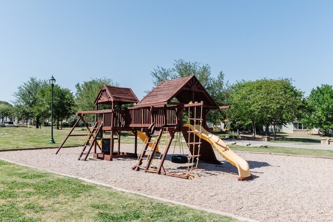 Building Photo - 692 Scheel-