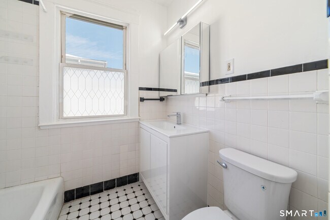 Building Photo - 196 Center St