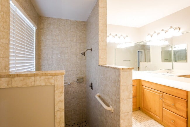Building Photo - 5525 SW 118th Ave