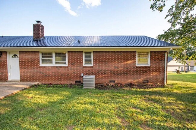 Building Photo - Spacious Home Bryson City limits