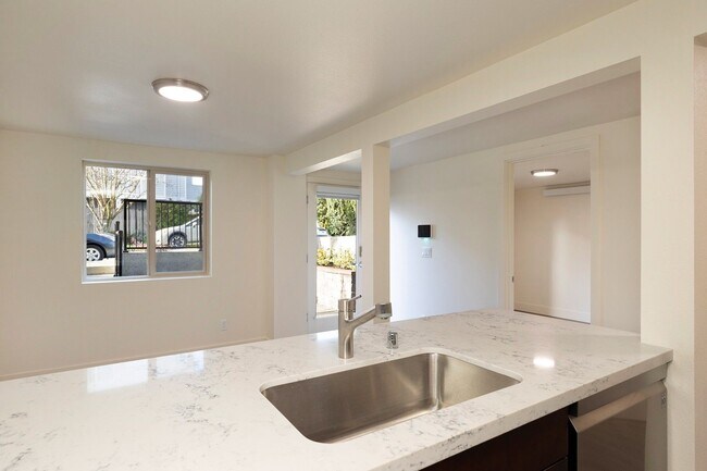 Building Photo - Newly Remodeled 3BR w/ In-Unit W/D, Private Entry & Designer Finishes – Pet Friendly!