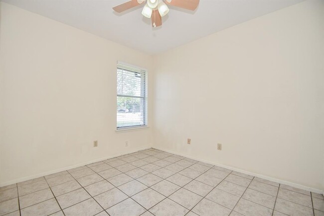 Building Photo - 10110 Shadow Pine Dr