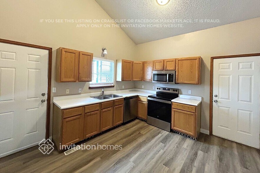Building Photo - 10051 Shoshone Way
