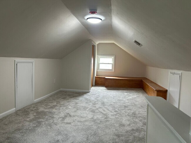 Building Photo - Renovated 2 Bed Apartment 1 block to downtown with Laundry and Central Air
