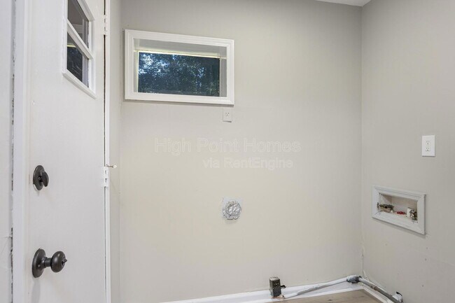 Building Photo - 7742 Holiday Hills Cir