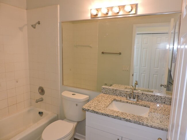 Building Photo - 2/2 Townhome Located in Carriage Homes At ...