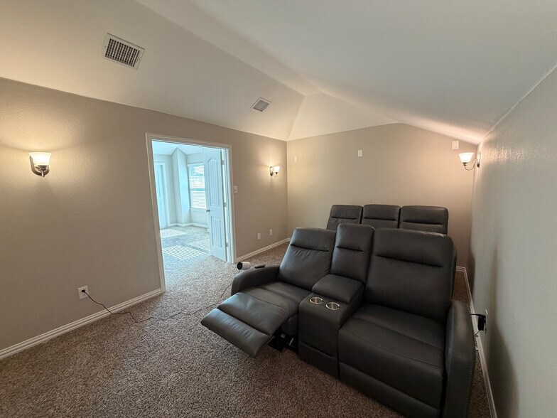 Building Photo - Room in House on Zanna Grace Way