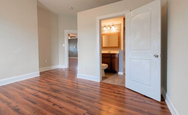 Building Photo - Knoxville 37917 - 3 bedroom, 2.5 bath, completely renovated home with extra storage. - Call Tom P...