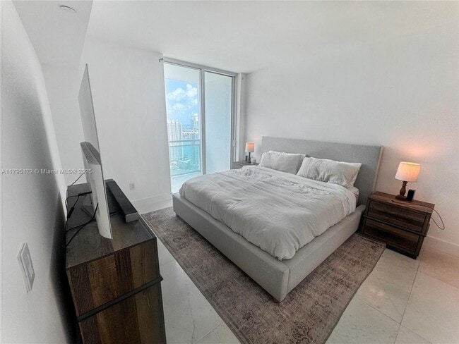 Building Photo - 950 Brickell Bay Dr