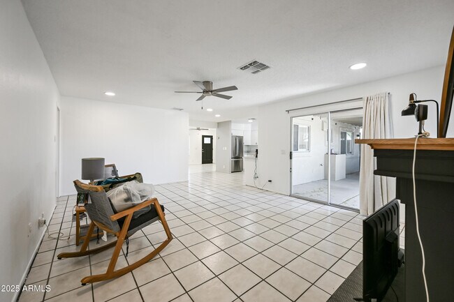 Building Photo - 5833 W John Cabot Rd