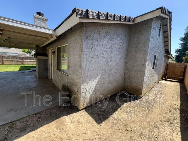 Building Photo - 2210 W Buena Vista Ave