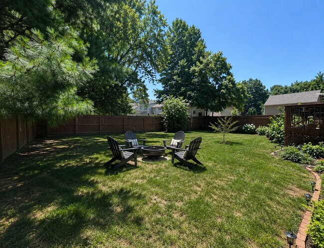 Building Photo - 925 NE Carousel Ln