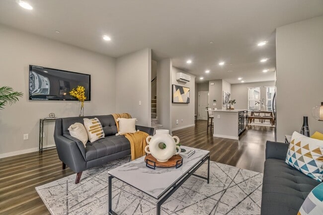 Building Photo - Modern Tri-Level 4BD/3.5BTH Townhouse in Lynnwood for Rent! Pet Friendly!