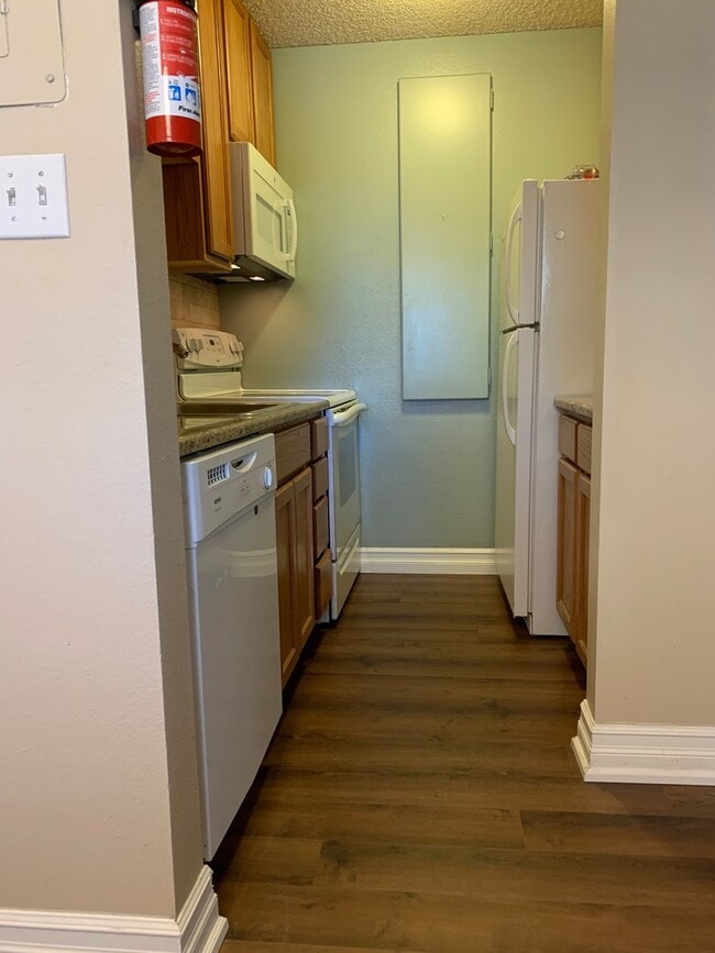 Building Photo - Top Floor Condo in Southeast Denver 2 bed ...