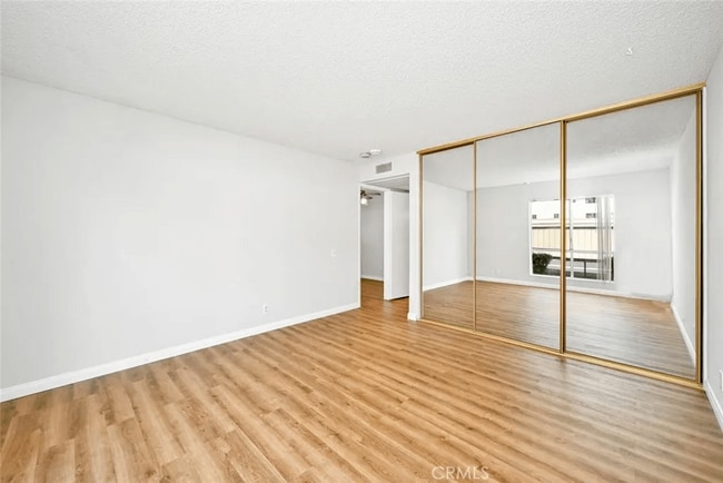 Building Photo - 2805