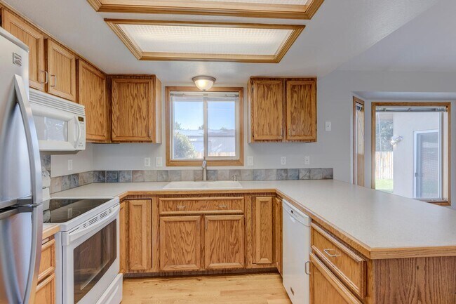 Building Photo - 10934 W Camas St