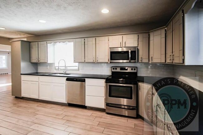 Building Photo - Fully updated 5 bd/ 2 Ba Home