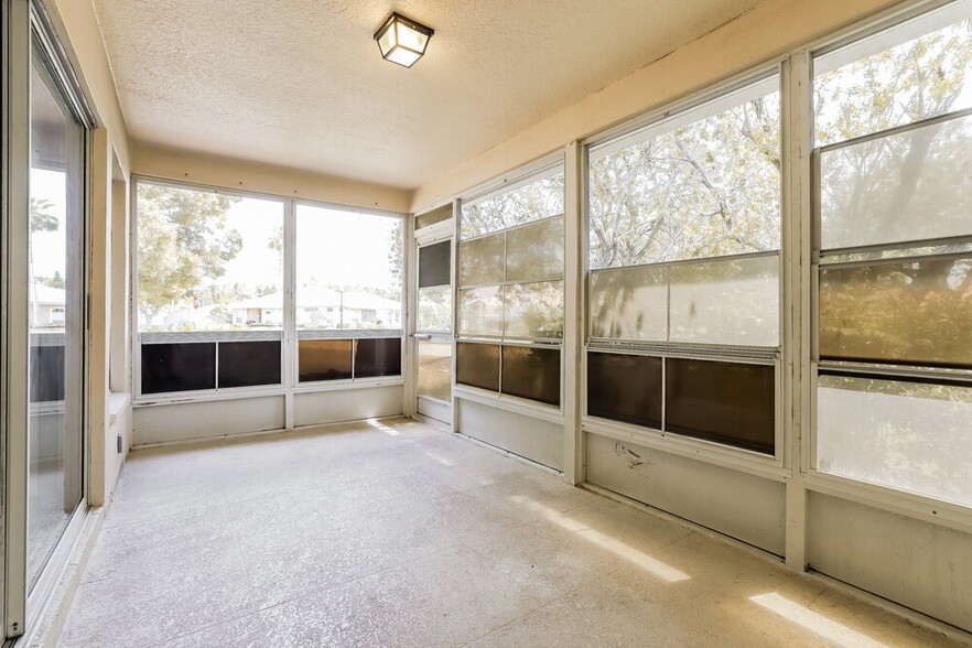 Building Photo - 6615 Oakbrooke Cir