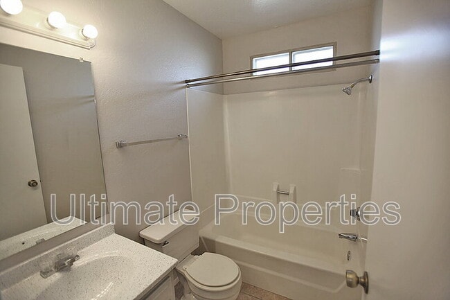 Building Photo - 401 W Utopia Rd