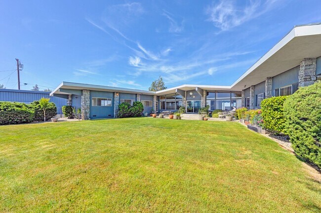 Building Photo - 1000 Grass Valley Hwy
