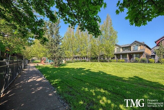 Building Photo - Gorgeous Two Bedroom Townhome in Hillsboro!