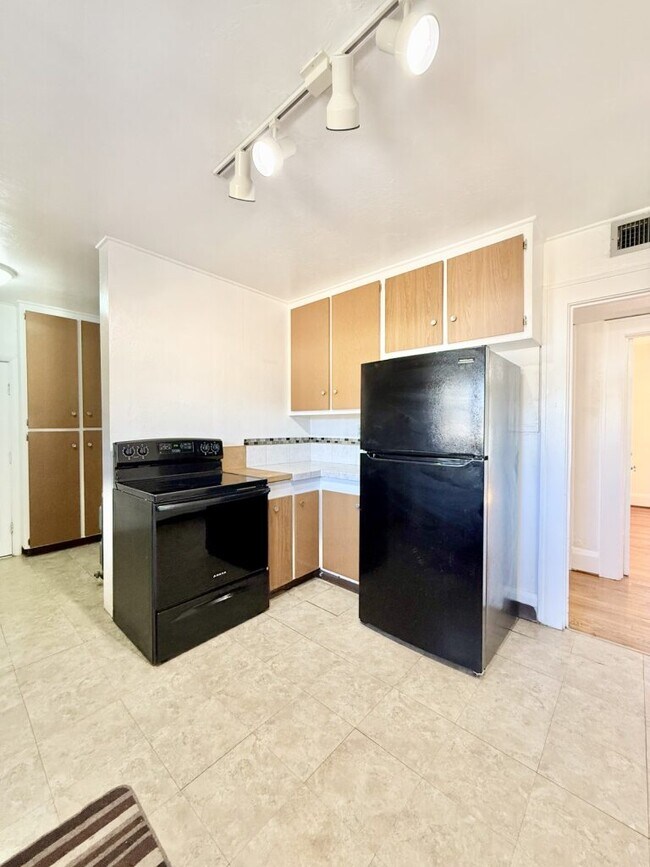 Building Photo - 1013 23rd St W