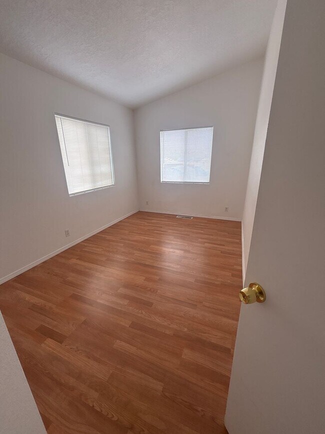 Building Photo - 4729 Chesapeake Pl NE