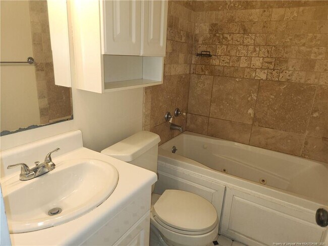 Building Photo - 227 Pinecrest Dr