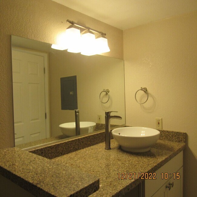 Building Photo - Studio/Condo Recently updated