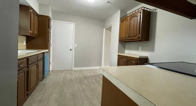 Building Photo - 3 Bedroom in Maple Village