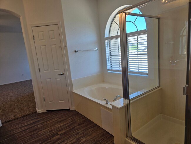 Building Photo - Spacious 4 bed, 3 full bath home in New Ri...