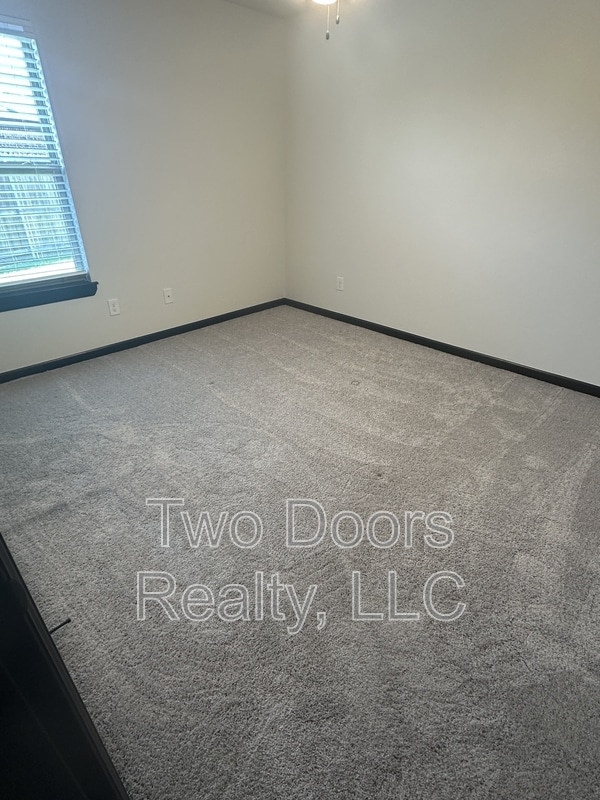 Building Photo - 2229 Roca Dr