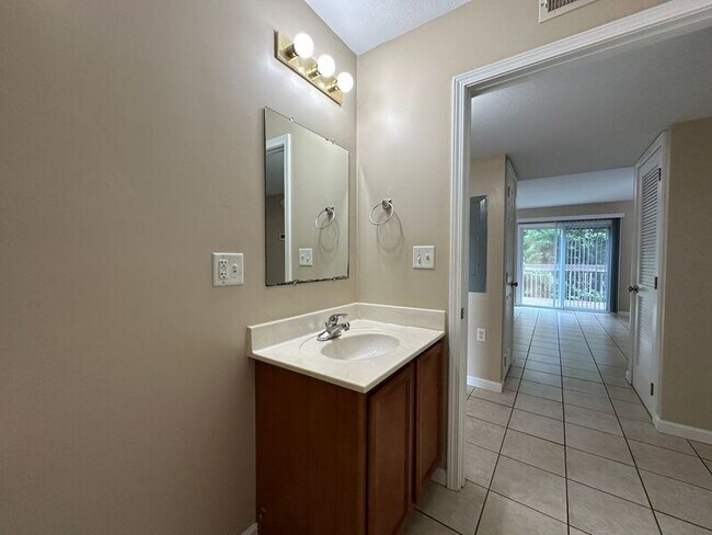 Building Photo - 10 Zell Ln