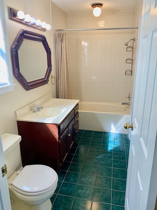 Building Photo - 1414 Golf Course Dr